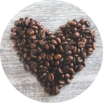Rundes Bild eines aus Kaffeebohnen gelegten Herzens