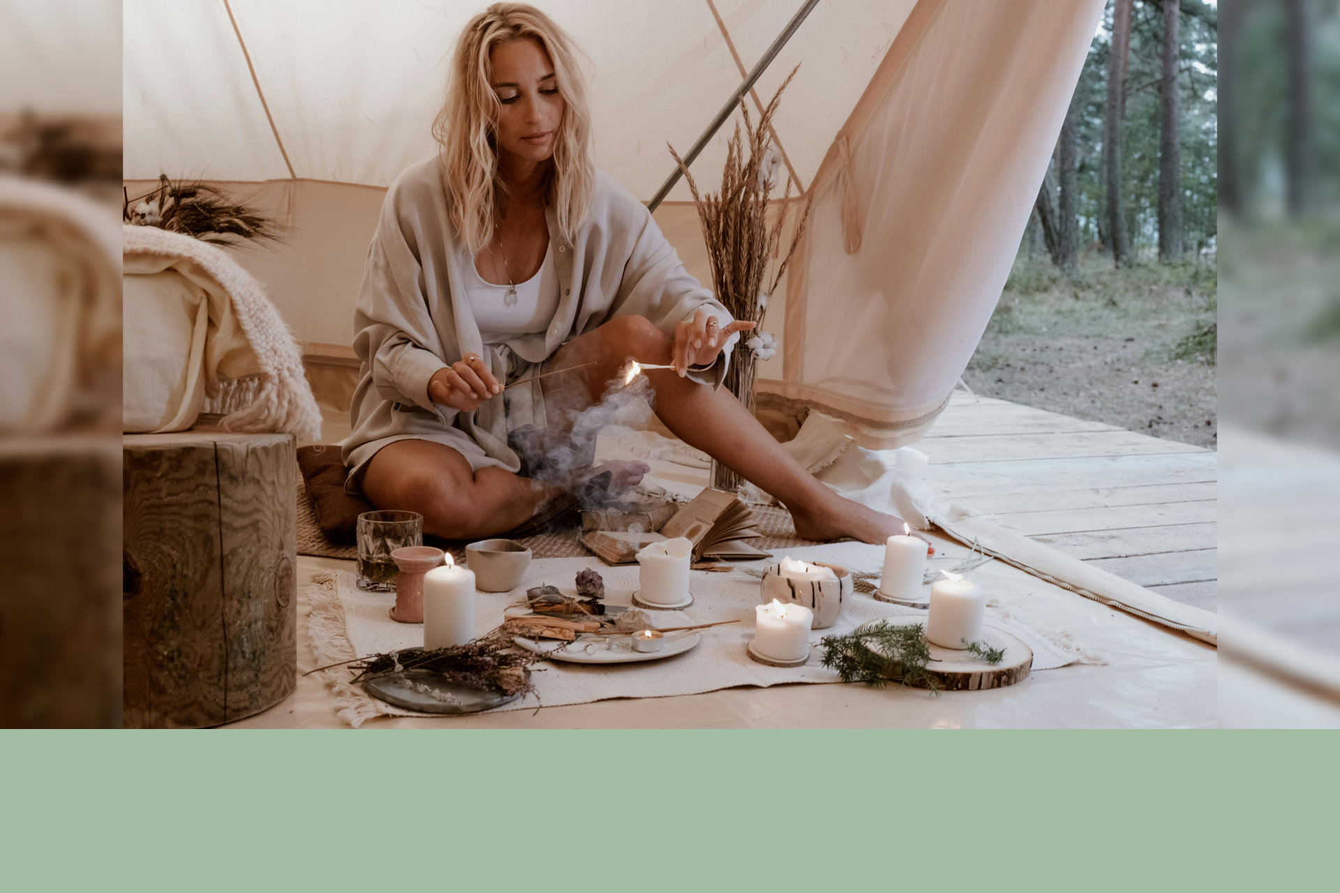 Foto einer als weiblich wahrgenommenen Person mit langen blonden Haaren, die auf einem Kissen auf dem Boden eines Zeltes sitzt, im Hintergrund ist Wald zu sehen; sie trägt ein weißes Top, kurze Hose und ein graues, weites Hemd, hält in der rechten Hand ein Räucherstäbchen und in der linken ein brennendes Streichholz; vor ihr auf dem Zeltboden liegen ein altes, aufgeschlagenes Notizbuch, sowie diverse Kerzen, Palo Santo Holz und weitere Räucherutensilien